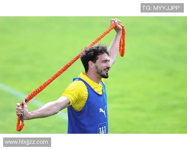 趣味观察足球球星走路方式模仿挑战揭秘